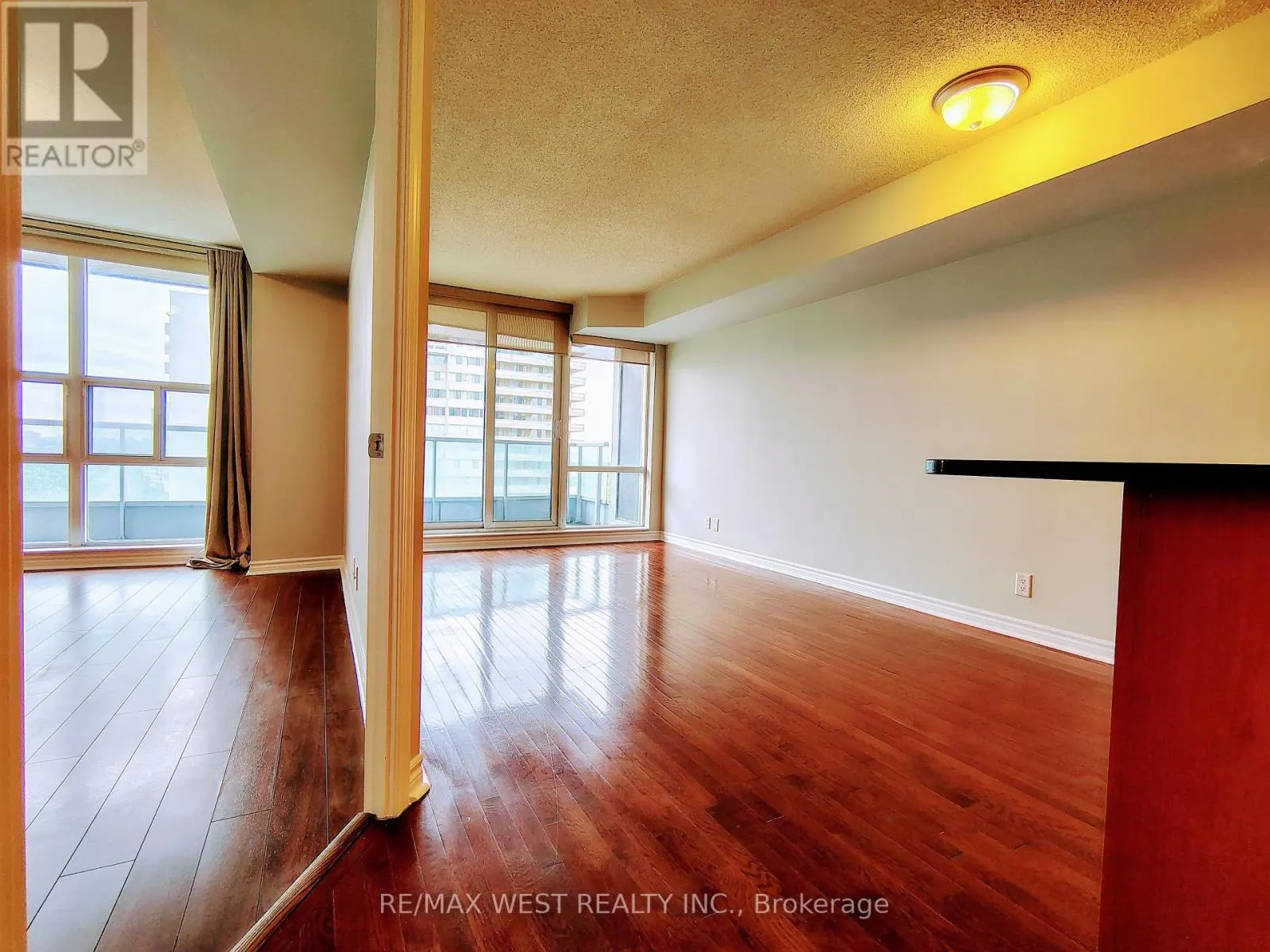 1301 - 1 ELM DRIVE W