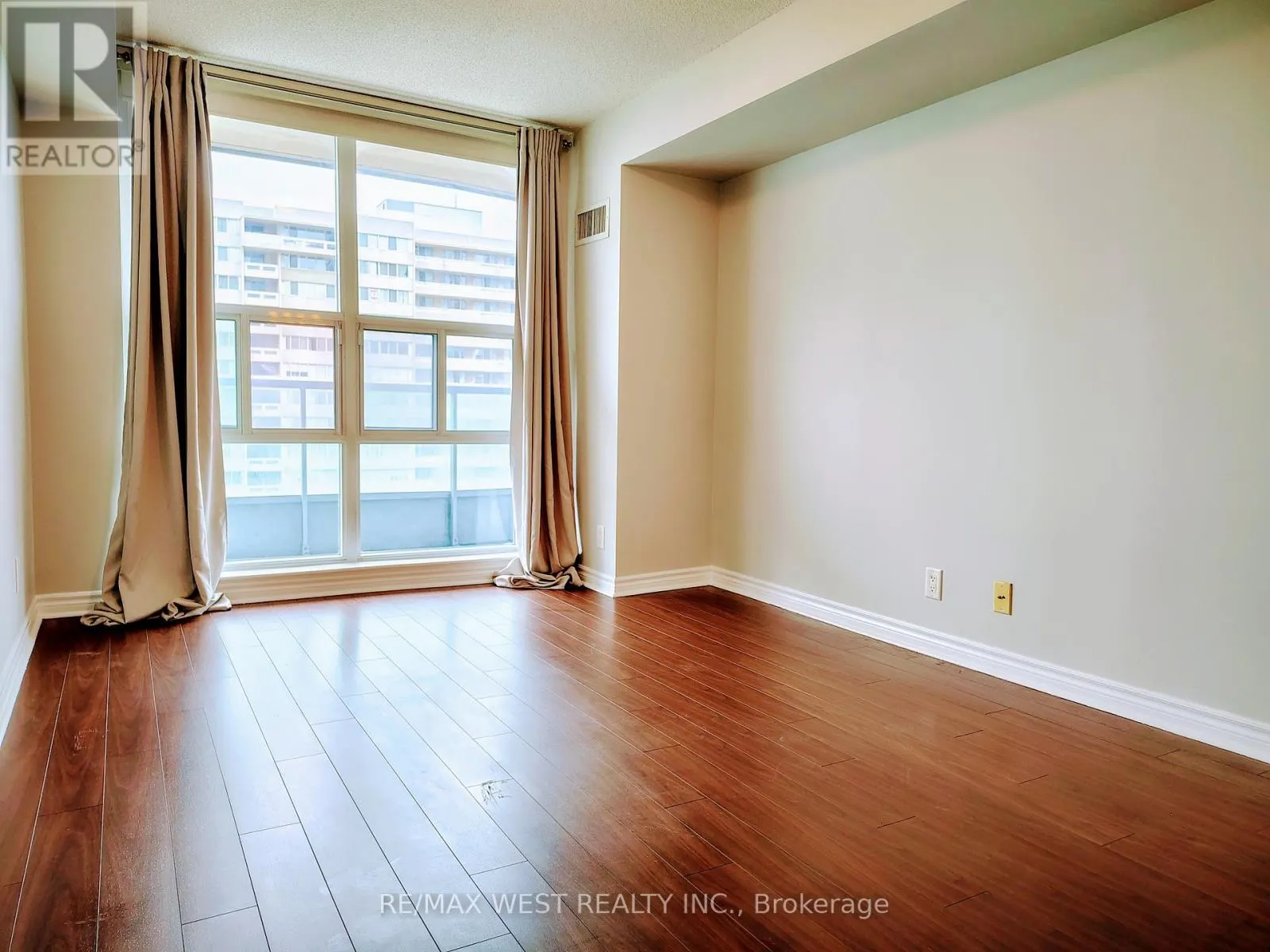 1301 - 1 ELM DRIVE W