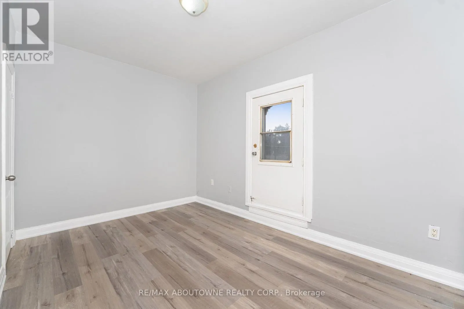 3 - 486 HOLTBY AVENUE