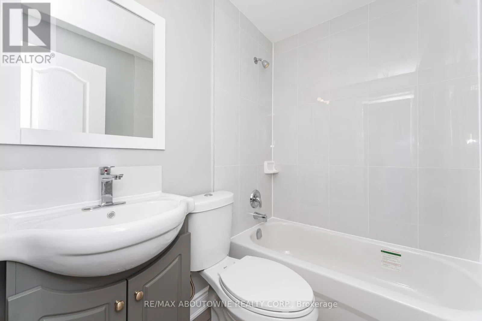 3 - 486 HOLTBY AVENUE
