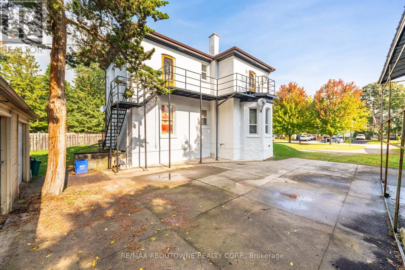 3 - 486 HOLTBY AVENUE