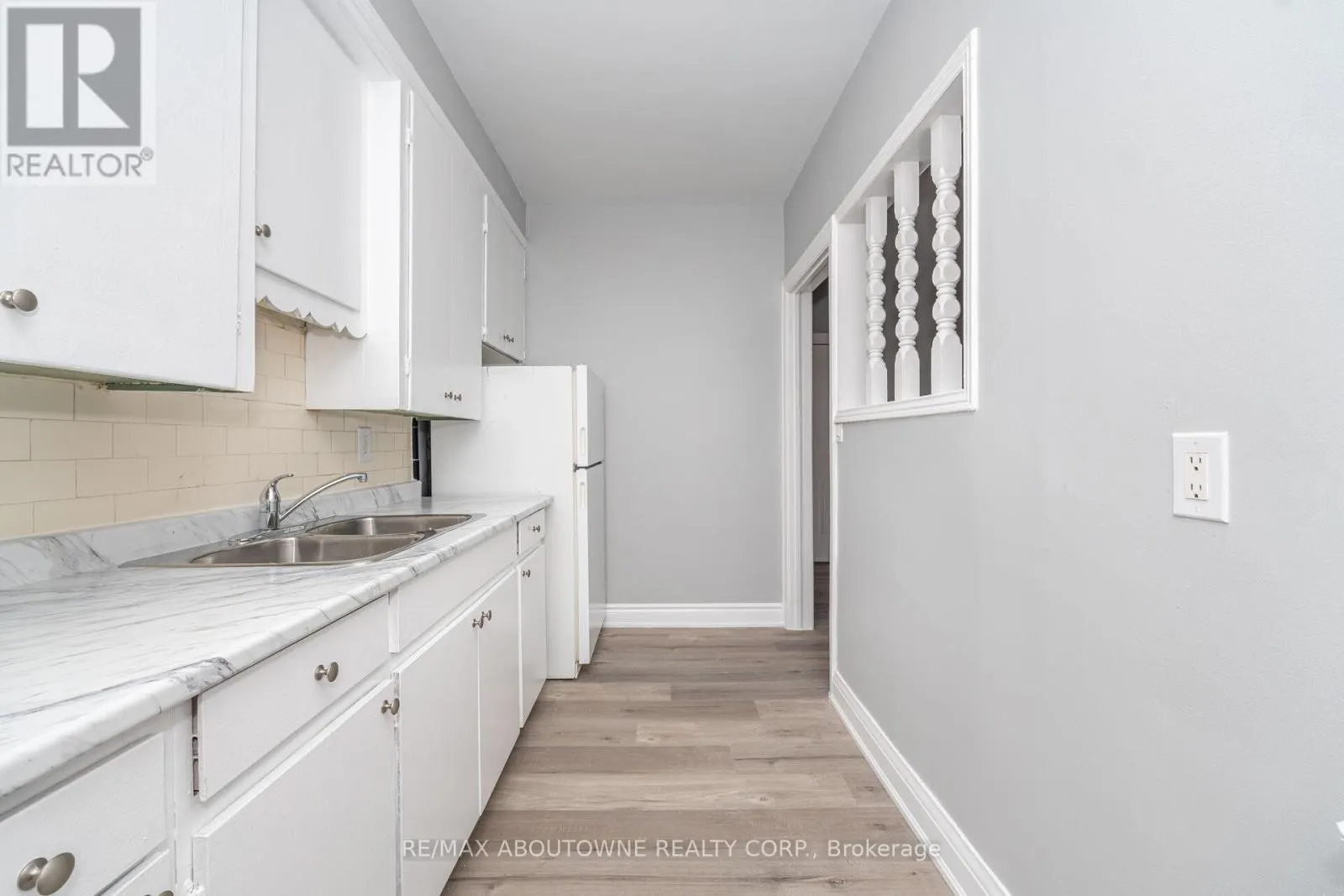 3 - 486 HOLTBY AVENUE
