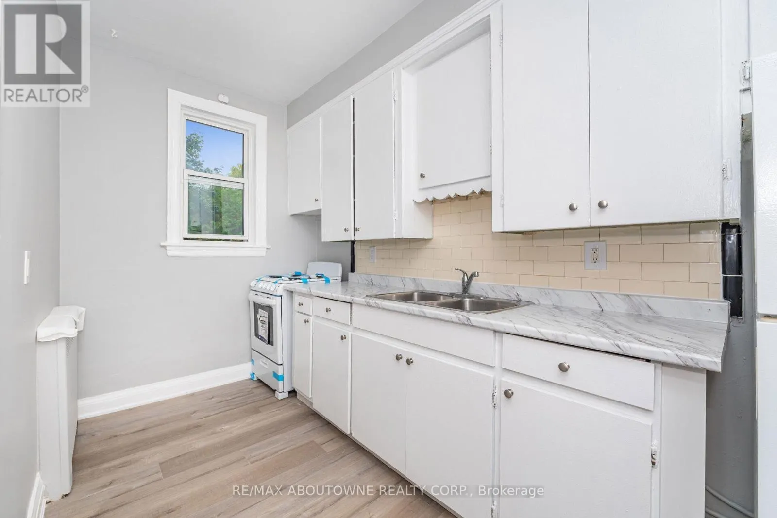 3 - 486 HOLTBY AVENUE