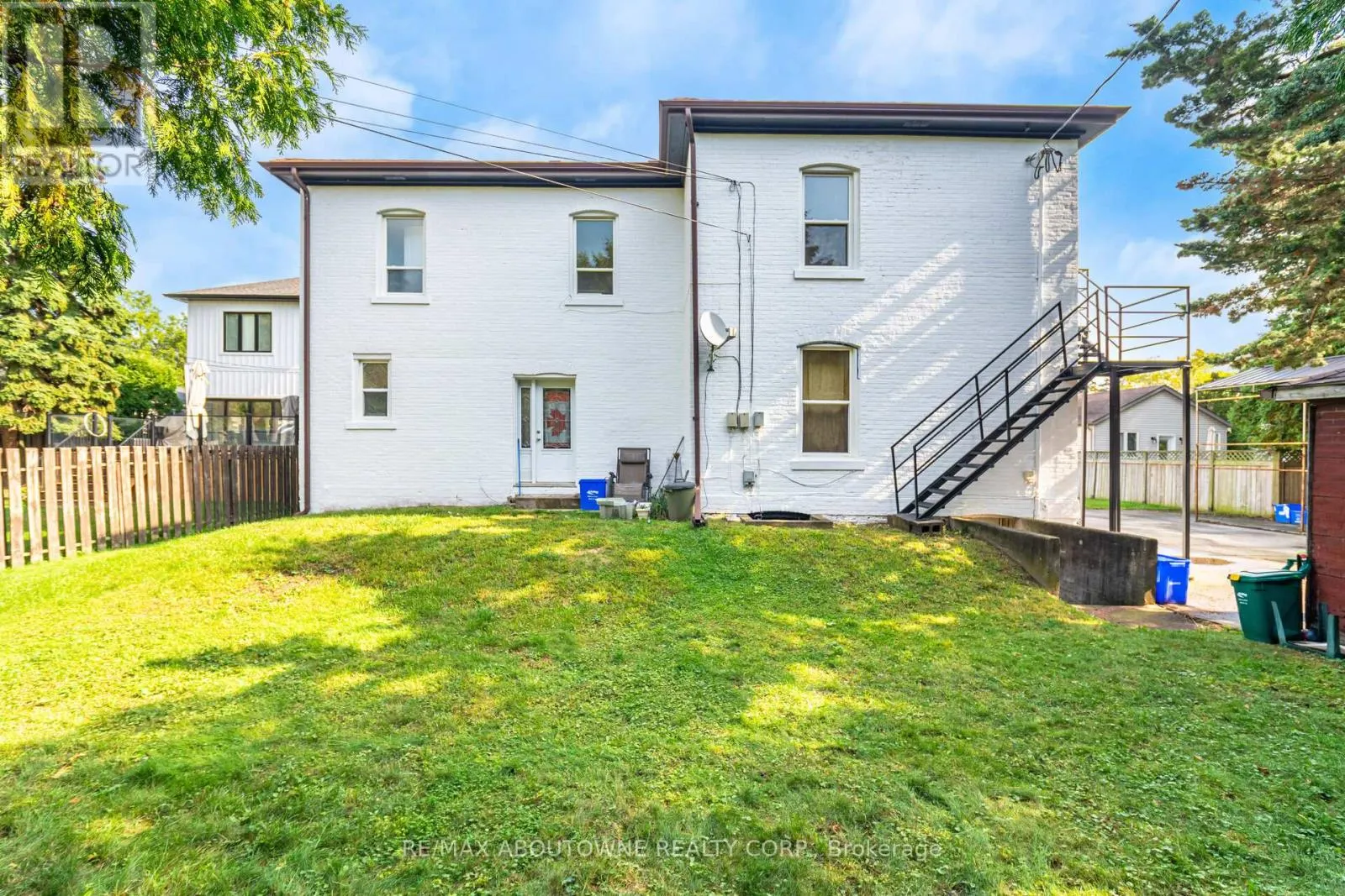 3 - 486 HOLTBY AVENUE