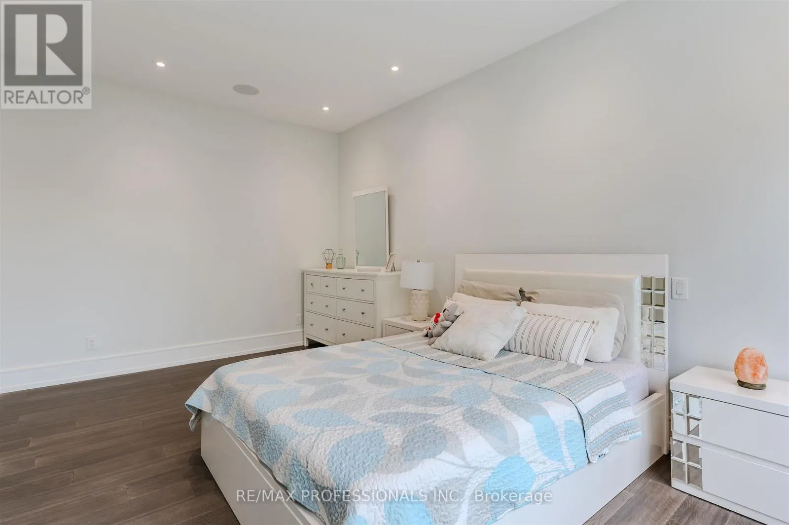 4 DUNROBIN DRIVE