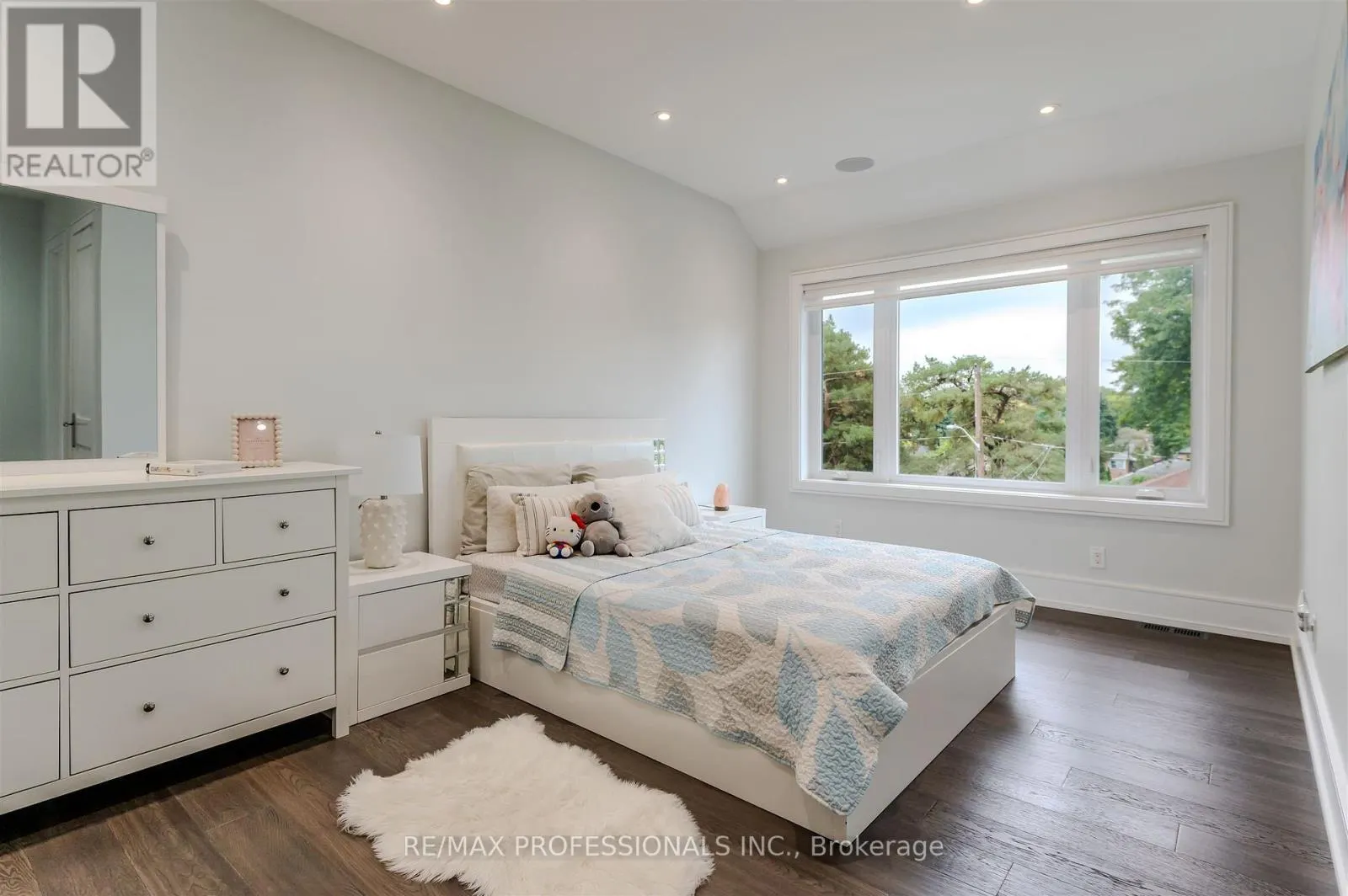 4 DUNROBIN DRIVE