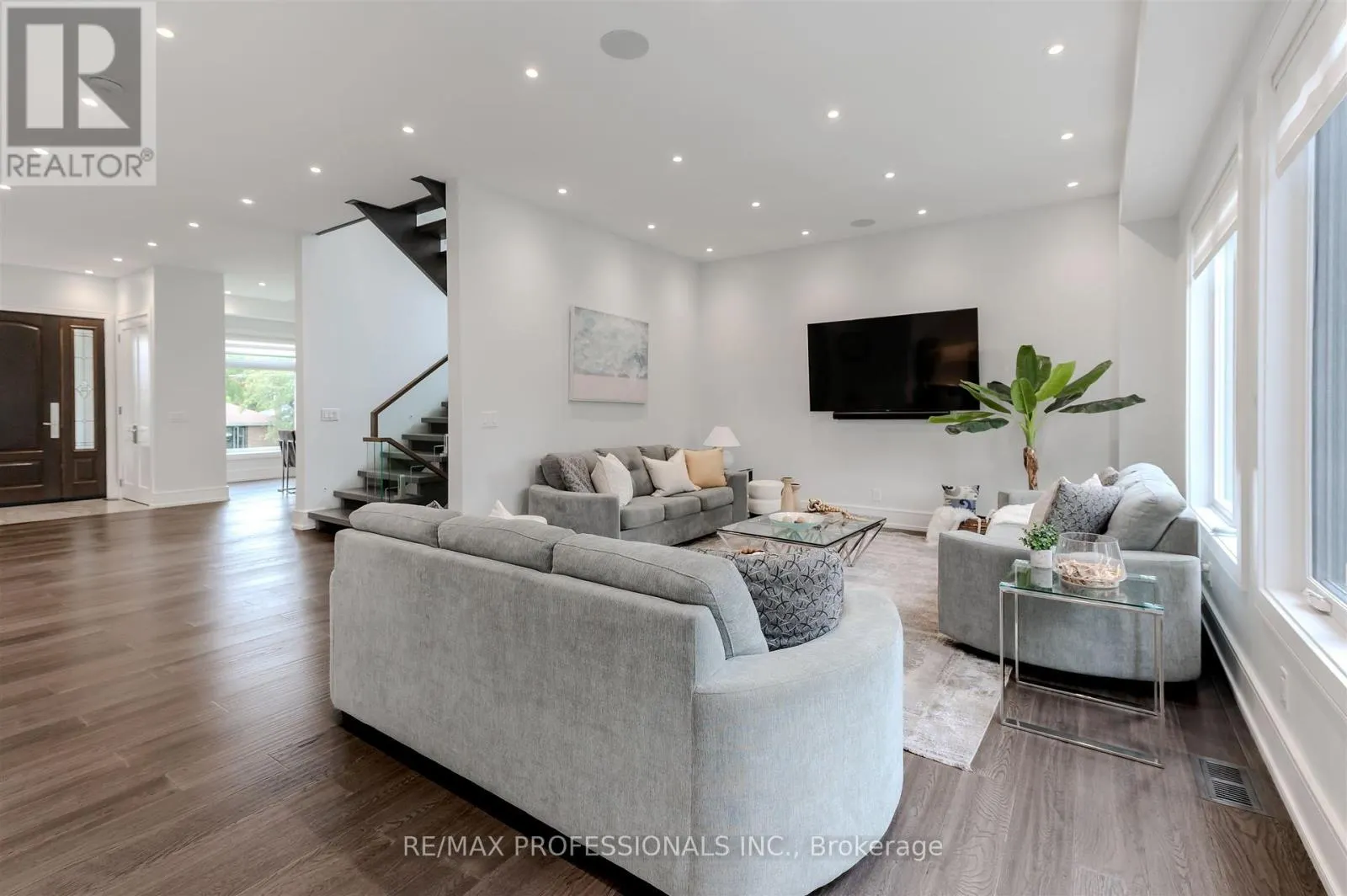 4 DUNROBIN DRIVE