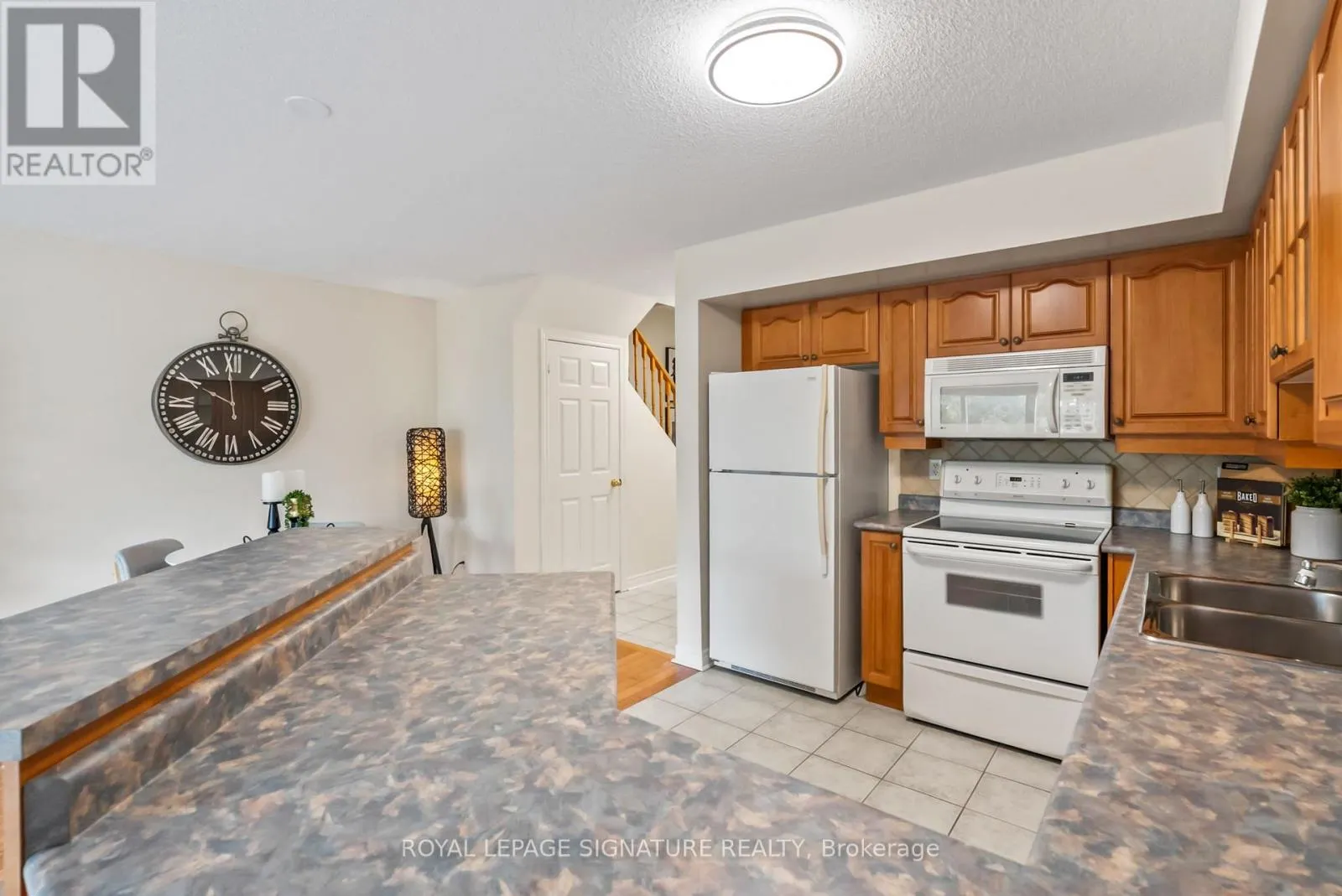 25 - 800 DUNDAS STREET W
