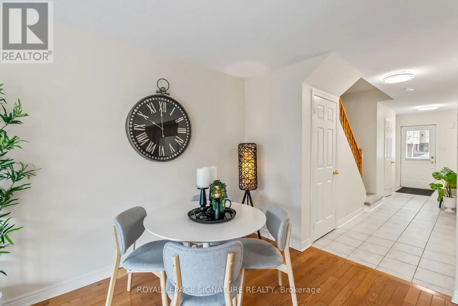 25 - 800 DUNDAS STREET W