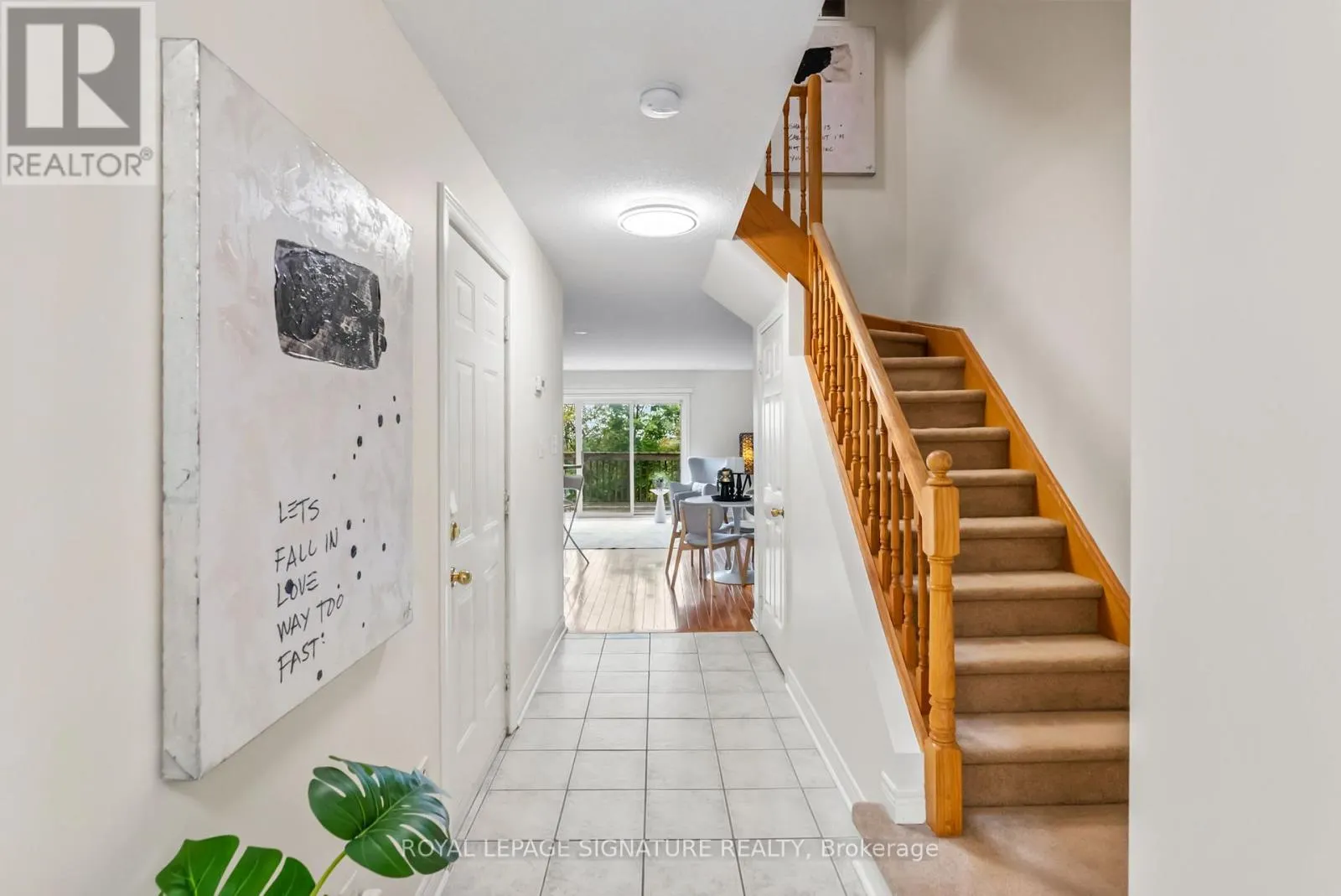 25 - 800 DUNDAS STREET W