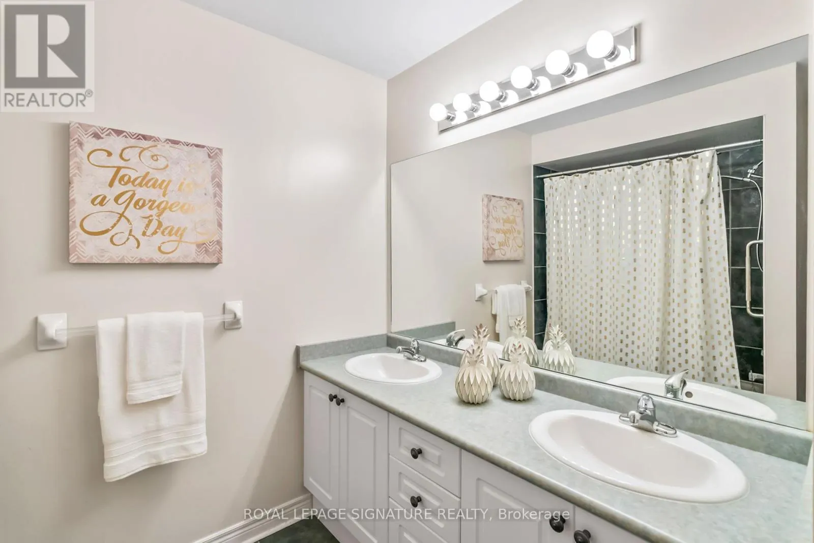 25 - 800 DUNDAS STREET W