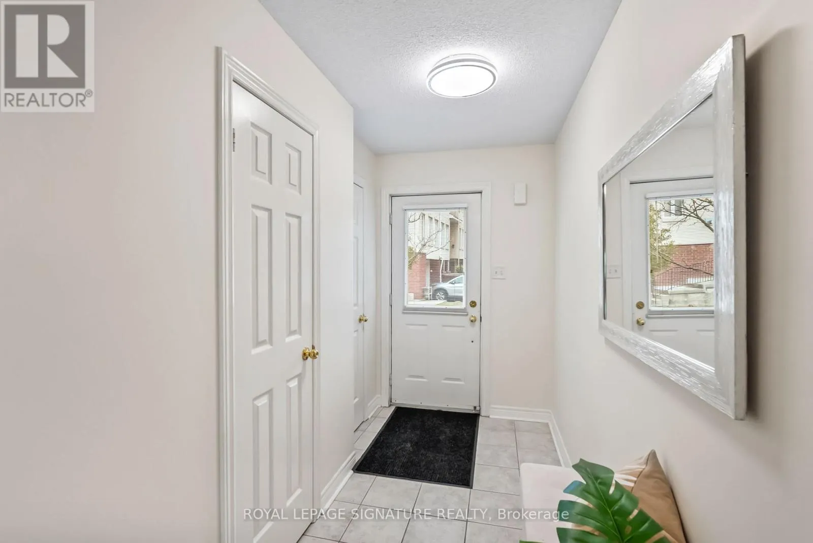 25 - 800 DUNDAS STREET W