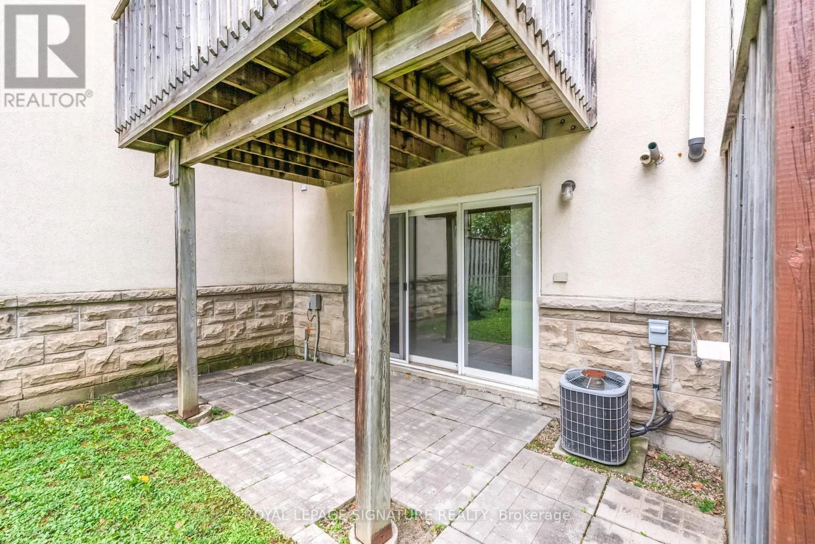 25 - 800 DUNDAS STREET W