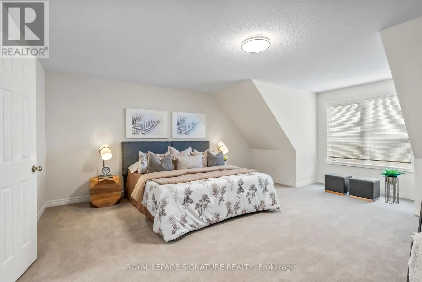 25 - 800 DUNDAS STREET W