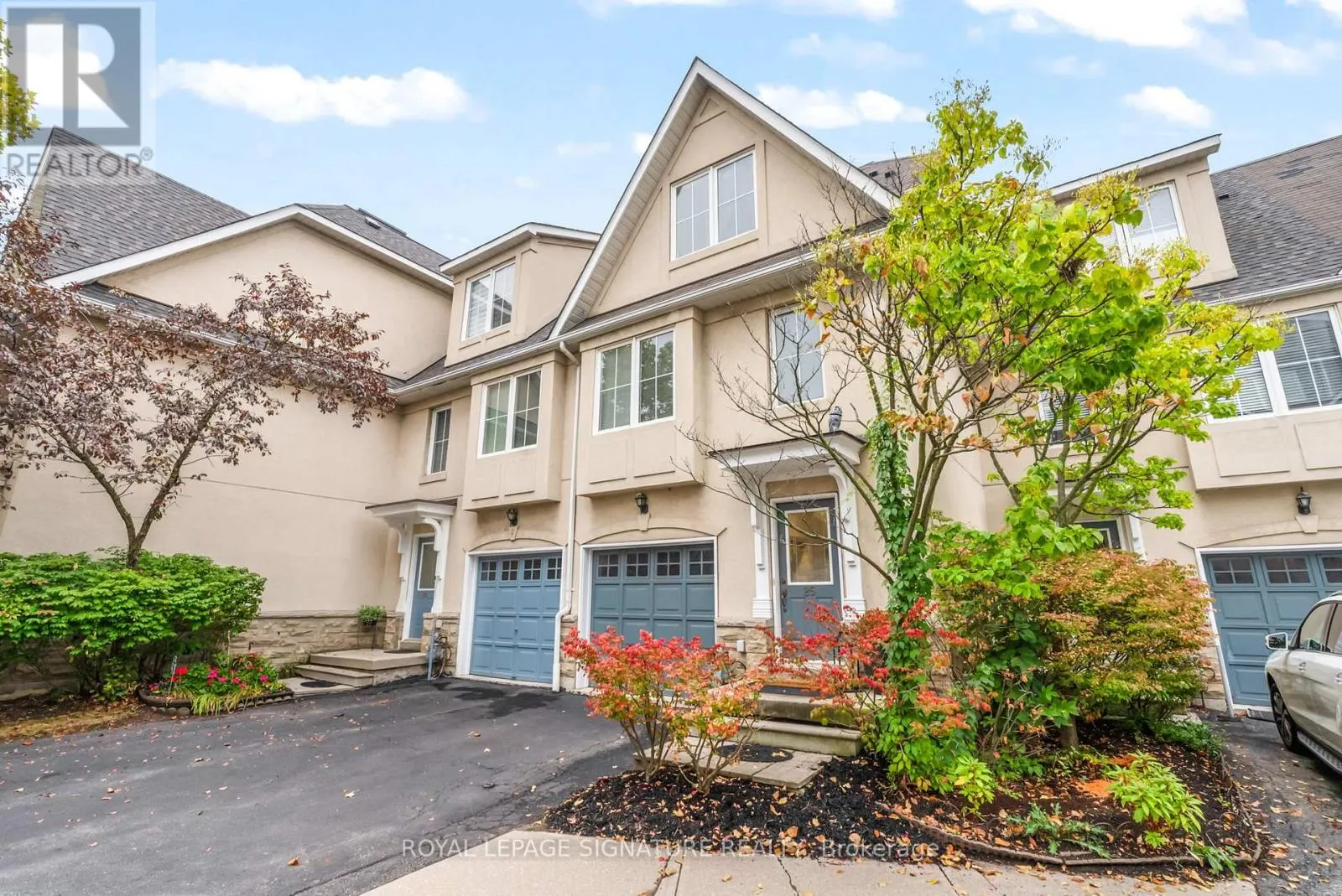 25 - 800 DUNDAS STREET W