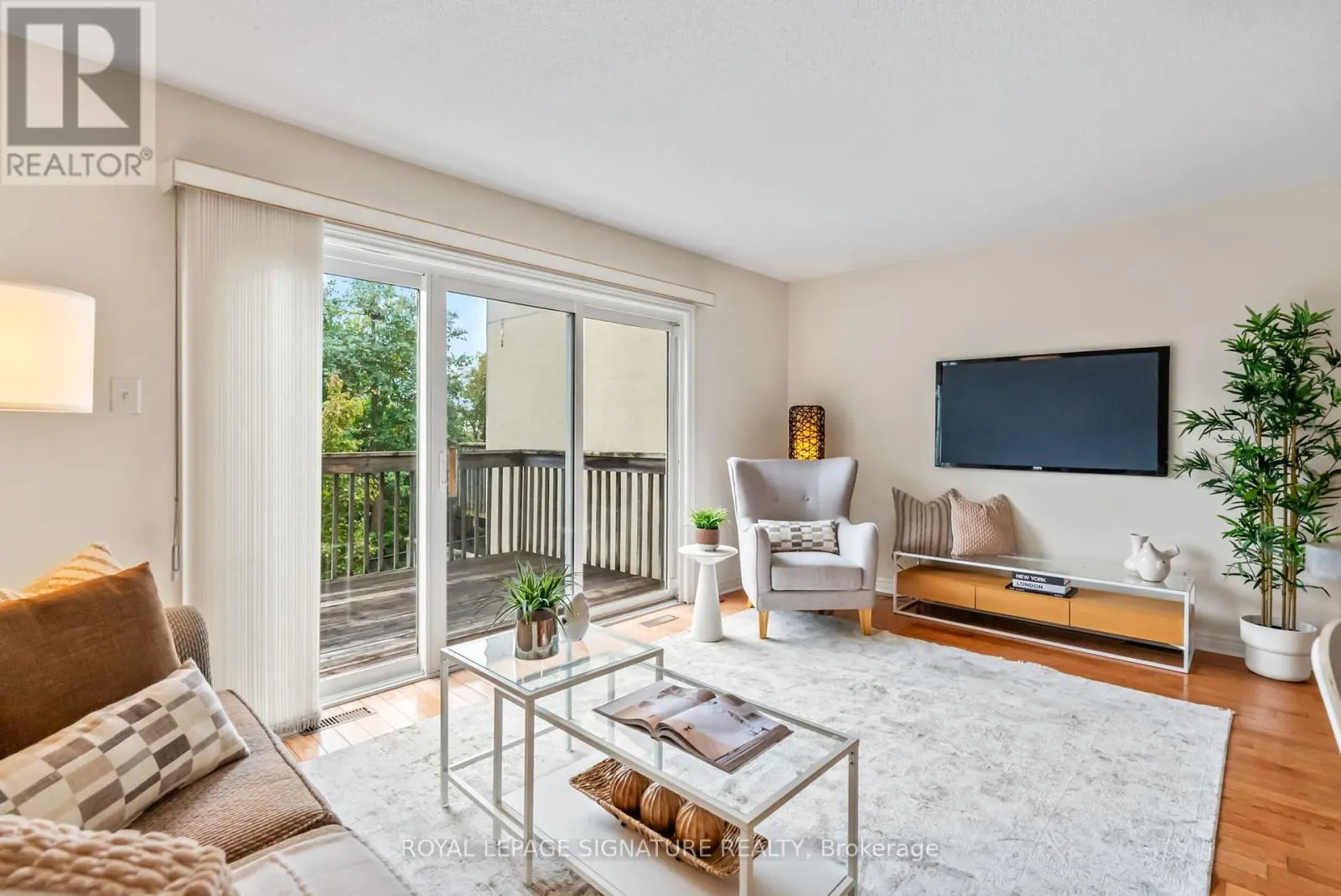 25 - 800 DUNDAS STREET W