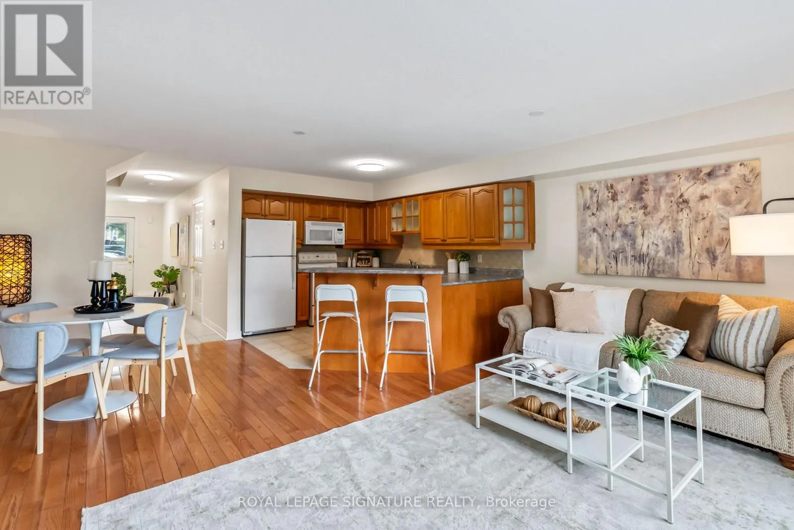 25 - 800 DUNDAS STREET W