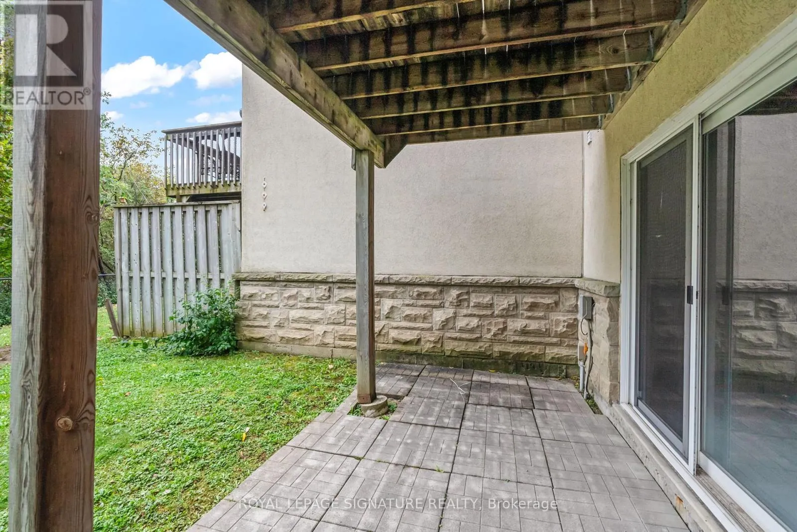 25 - 800 DUNDAS STREET W