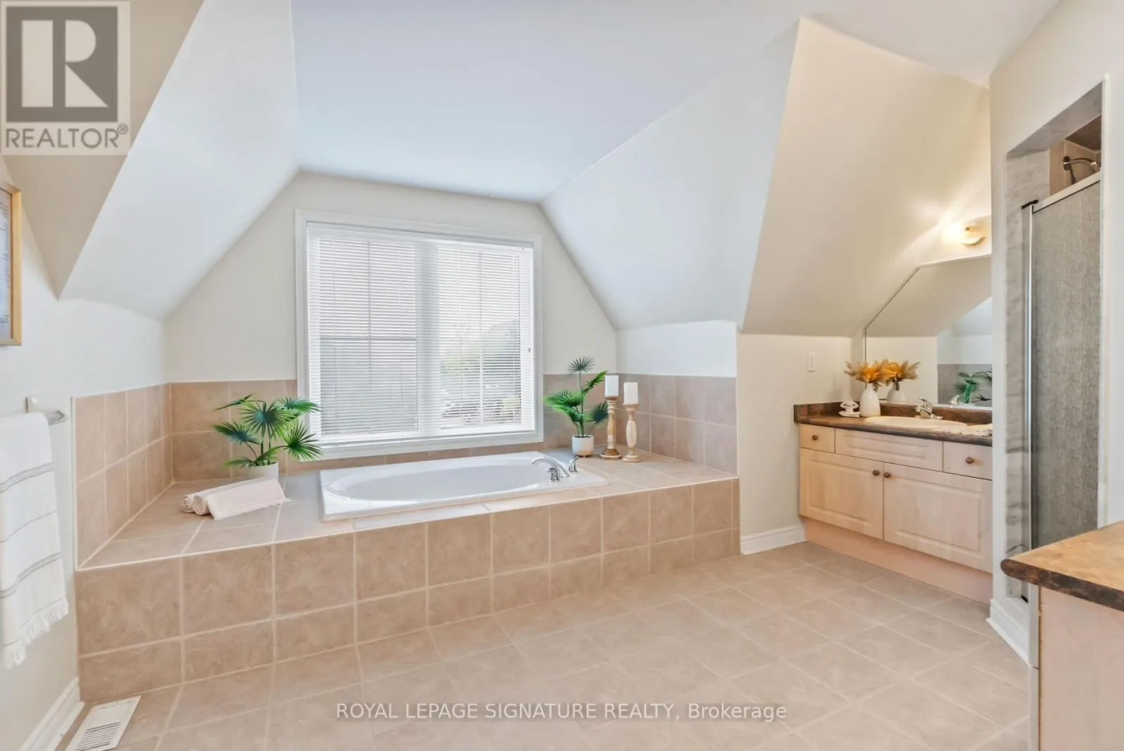 25 - 800 DUNDAS STREET W