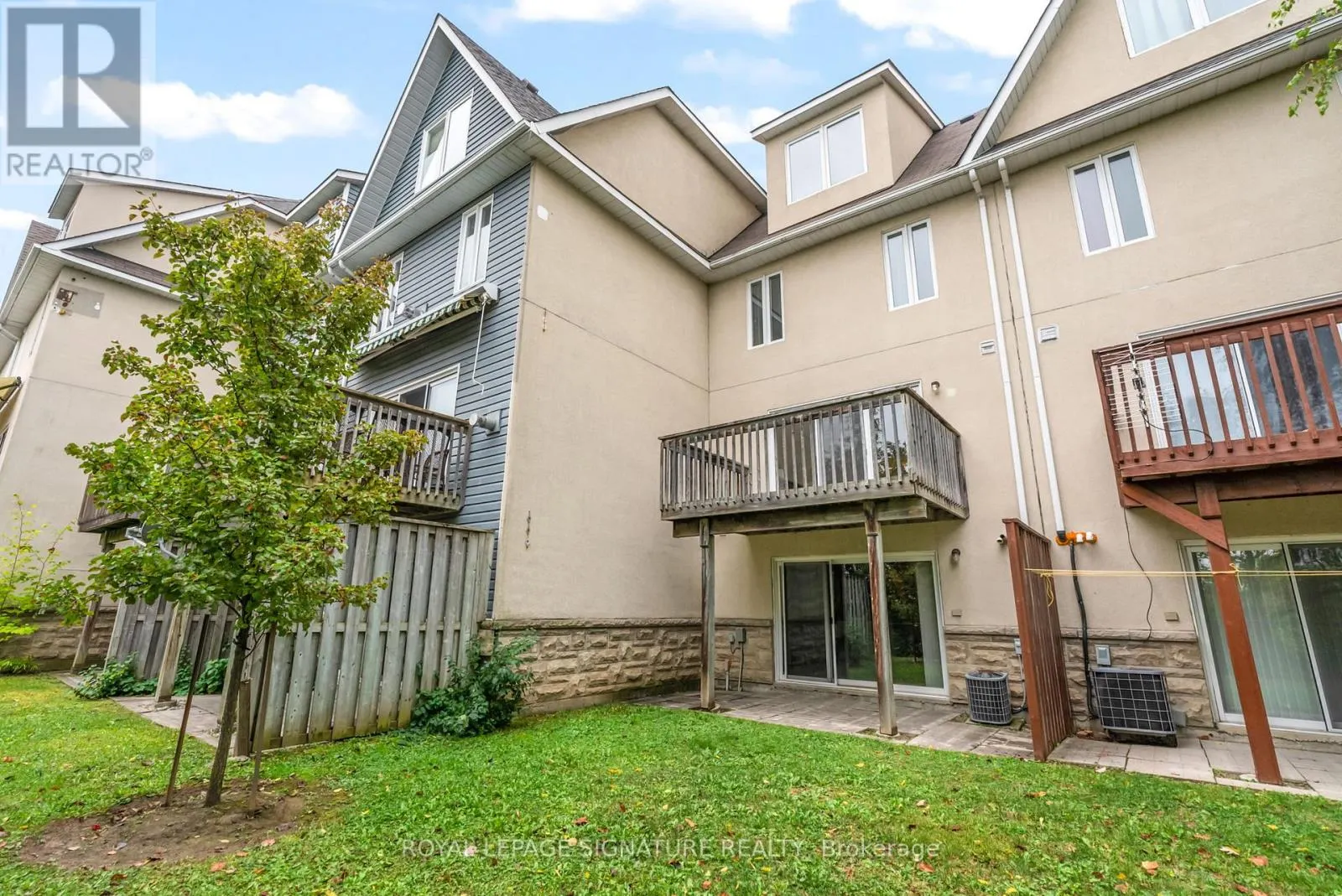 25 - 800 DUNDAS STREET W