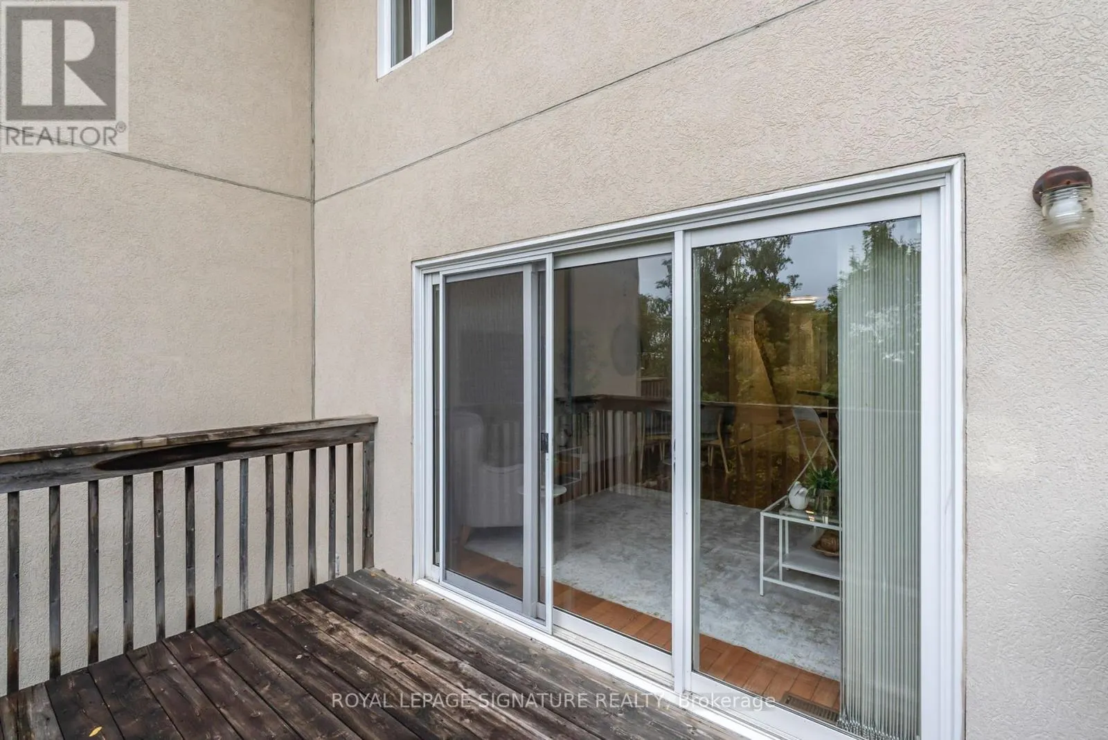 25 - 800 DUNDAS STREET W