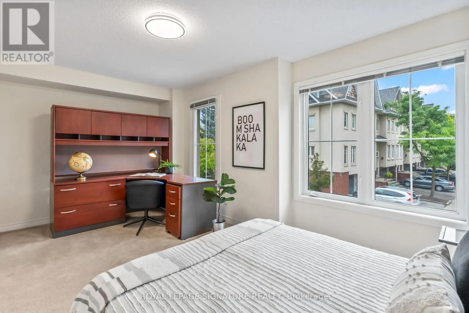 25 - 800 DUNDAS STREET W