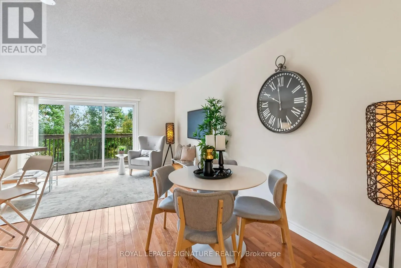 25 - 800 DUNDAS STREET W