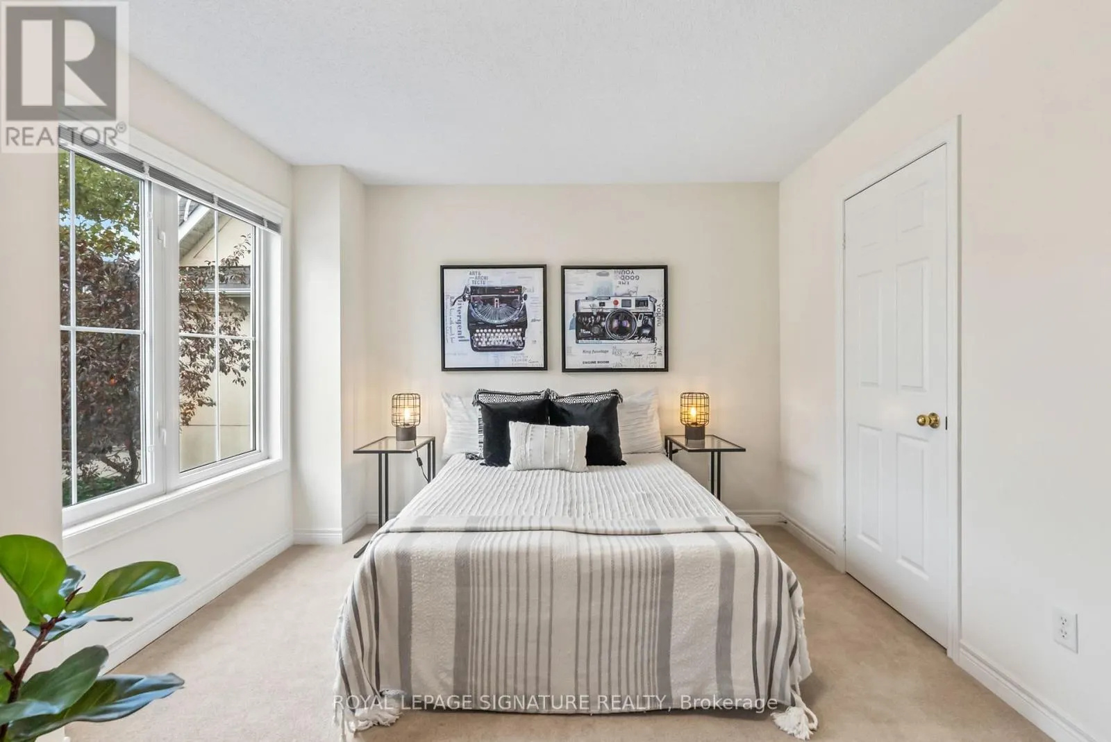 25 - 800 DUNDAS STREET W