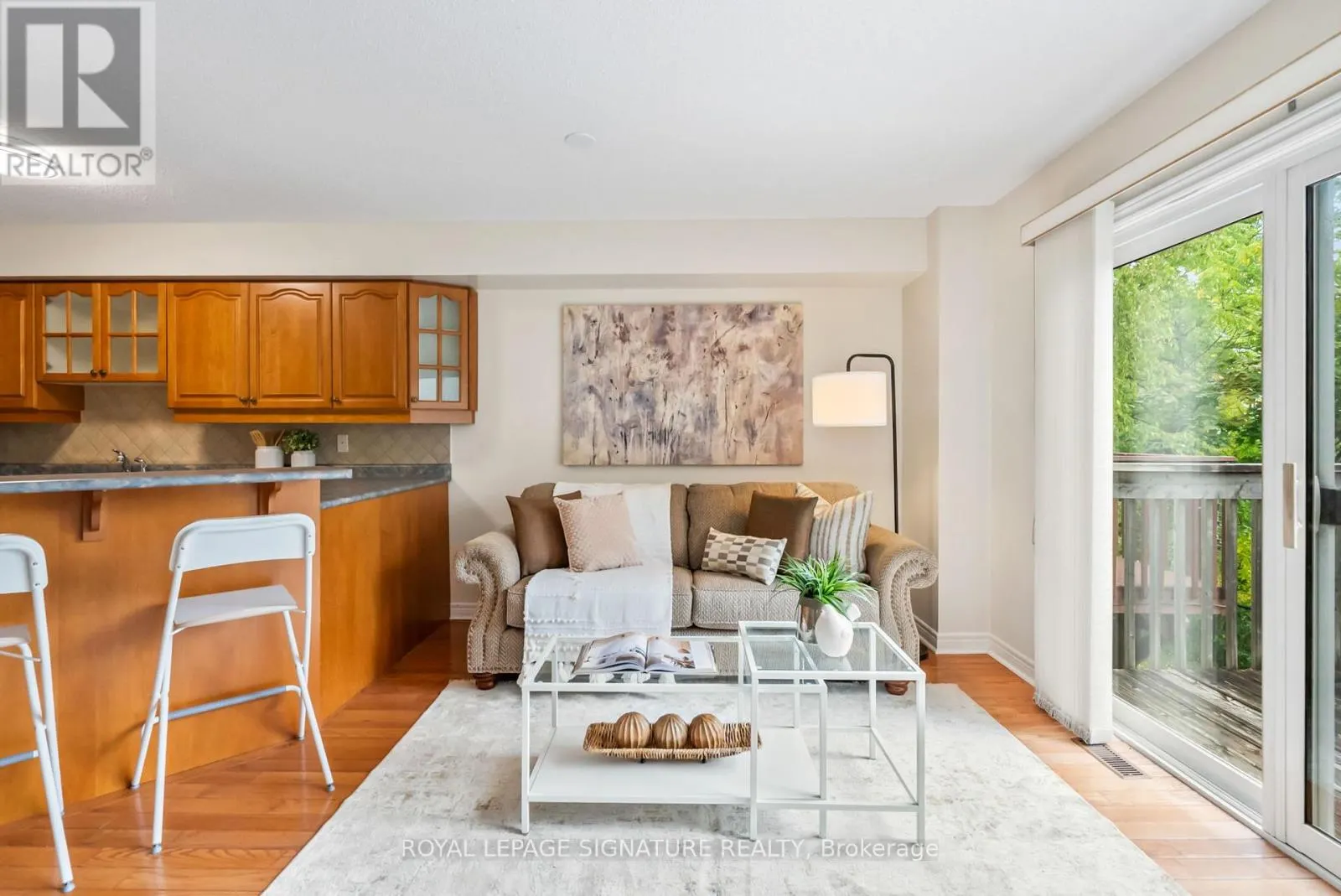 25 - 800 DUNDAS STREET W