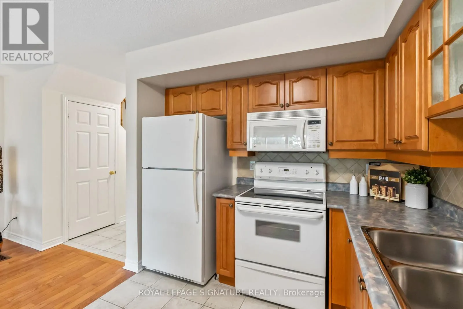 25 - 800 DUNDAS STREET W