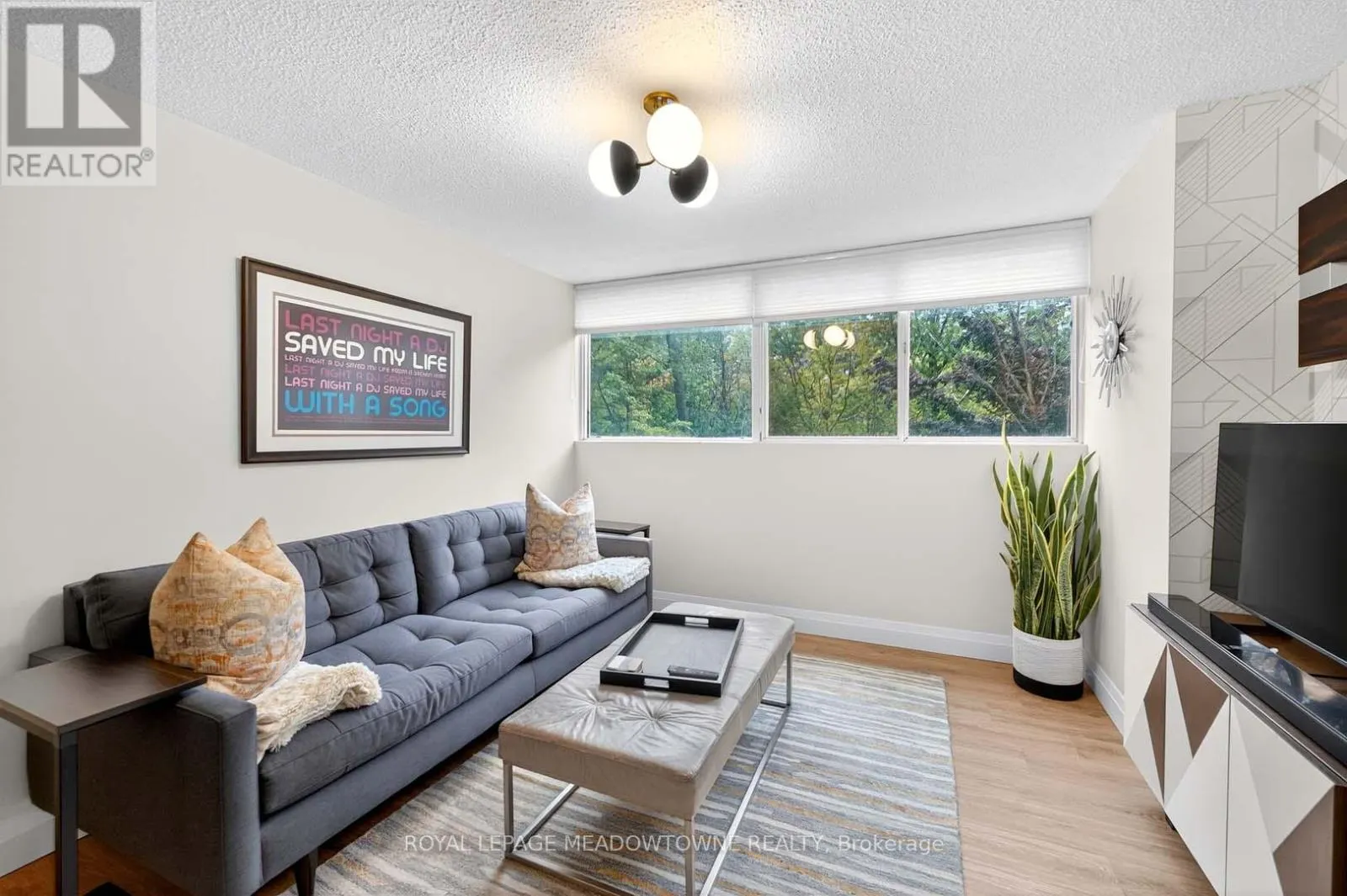 102 - 3695 KANEFF CRESCENT