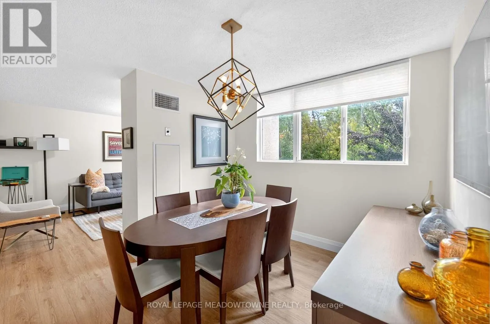 102 - 3695 KANEFF CRESCENT