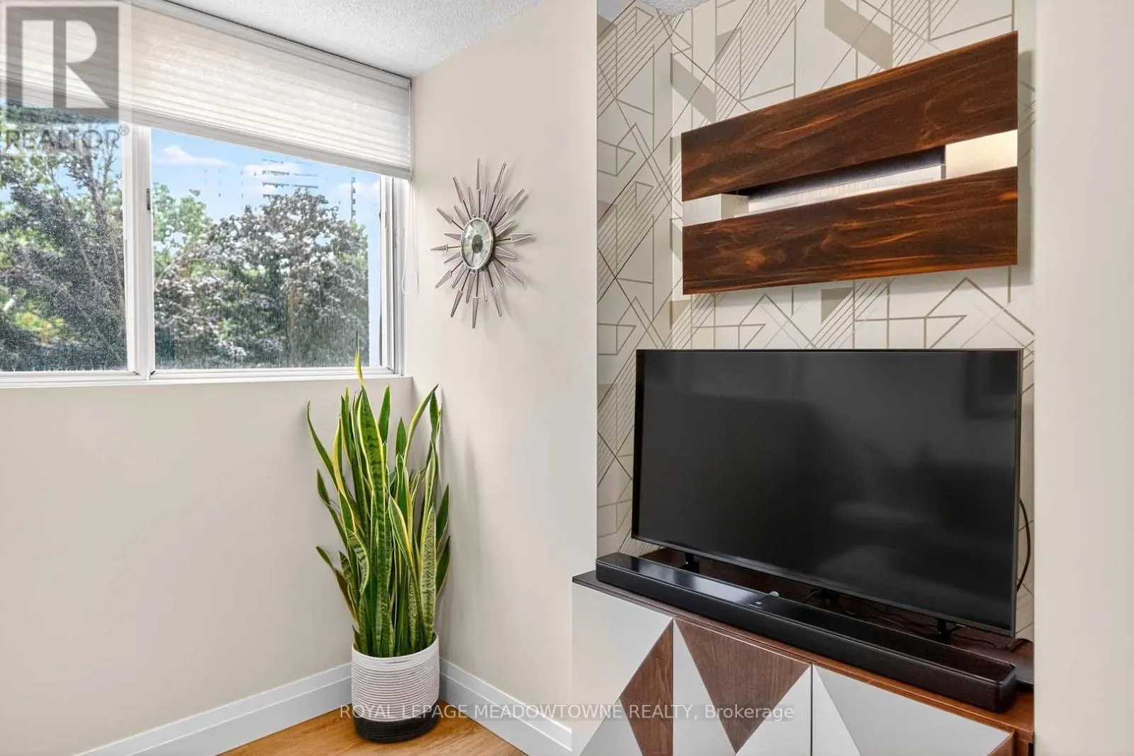 102 - 3695 KANEFF CRESCENT