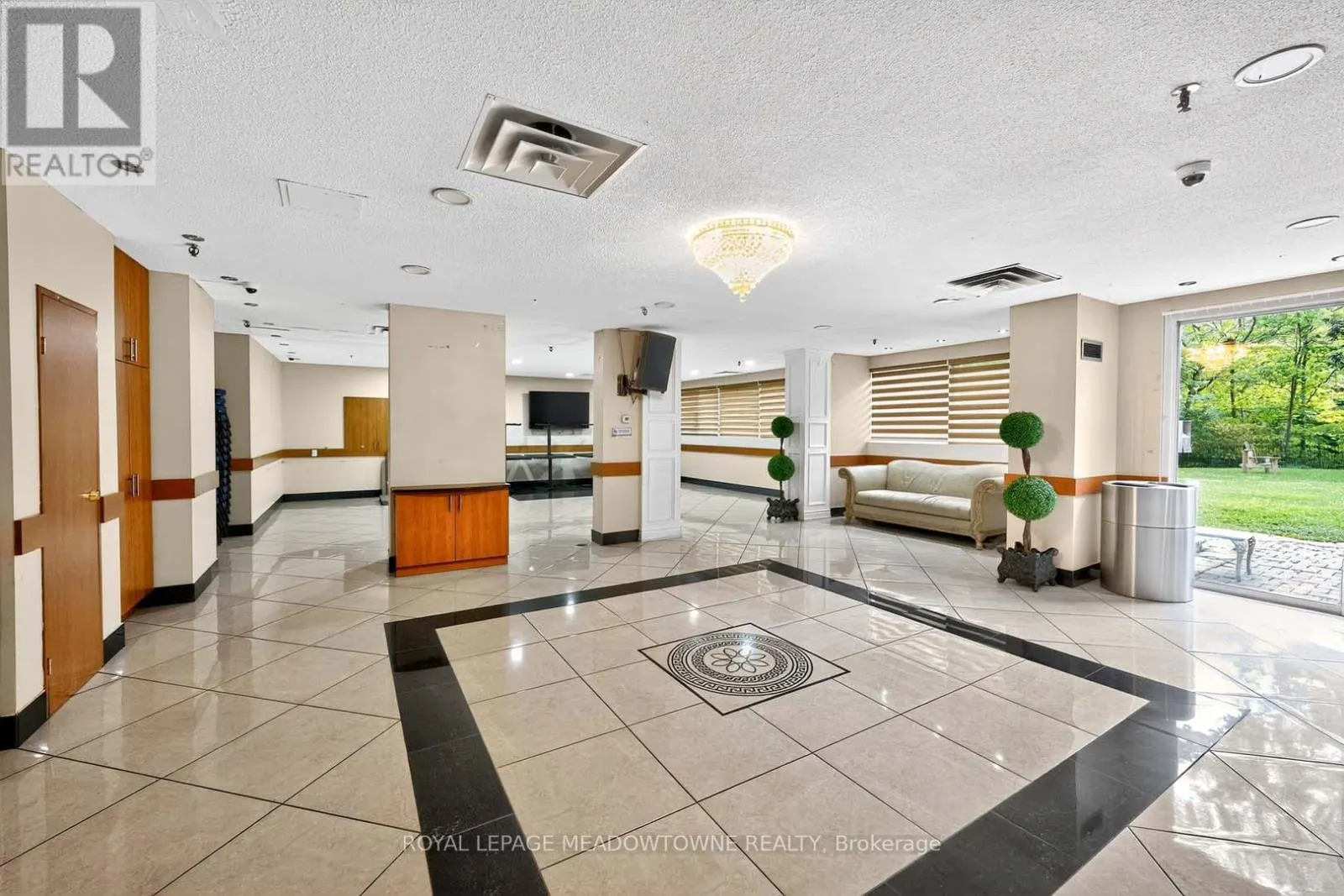 102 - 3695 KANEFF CRESCENT