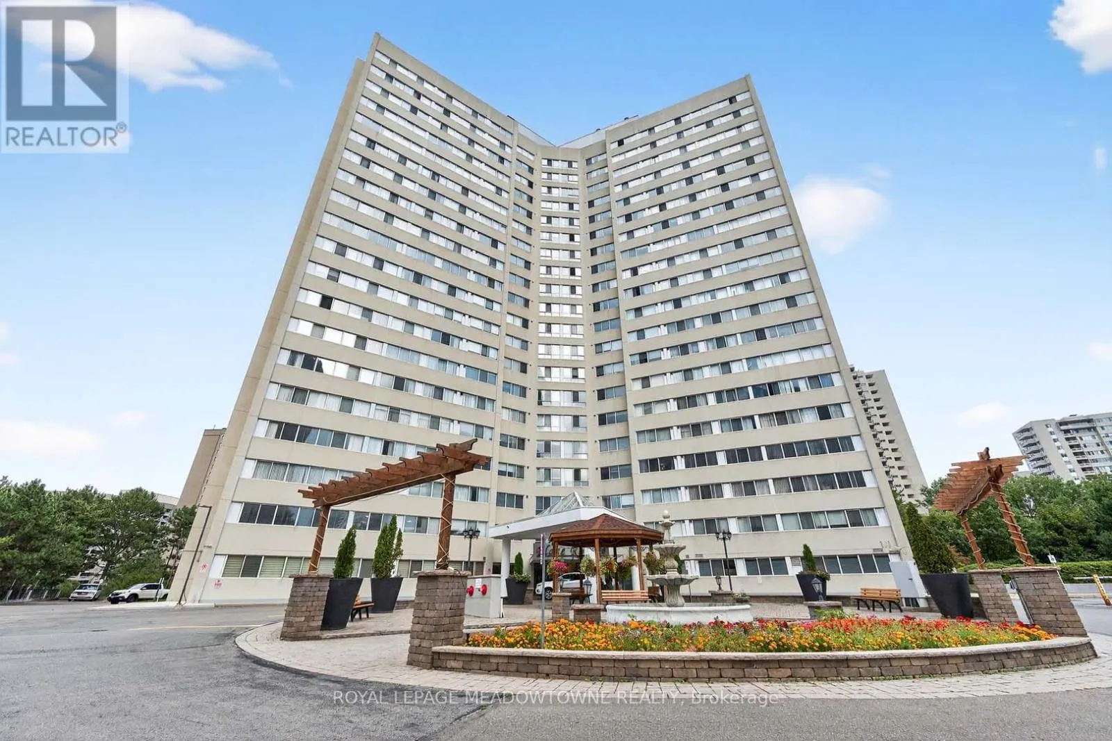 102 - 3695 KANEFF CRESCENT