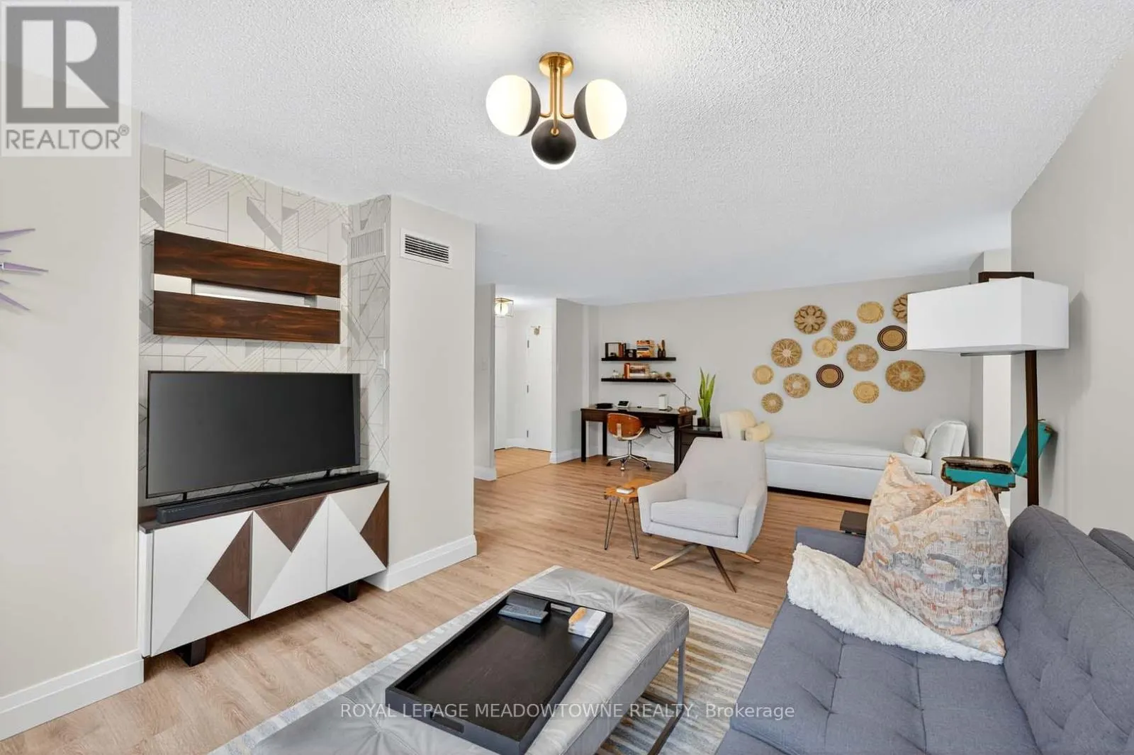 102 - 3695 KANEFF CRESCENT
