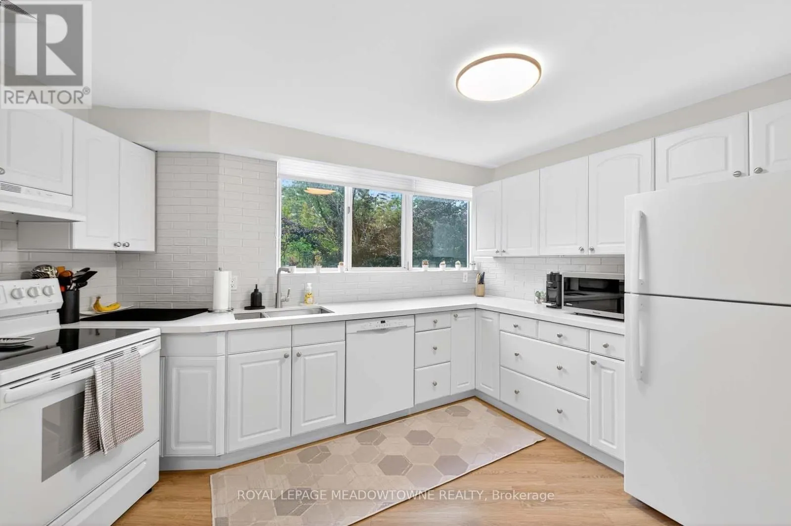 102 - 3695 KANEFF CRESCENT