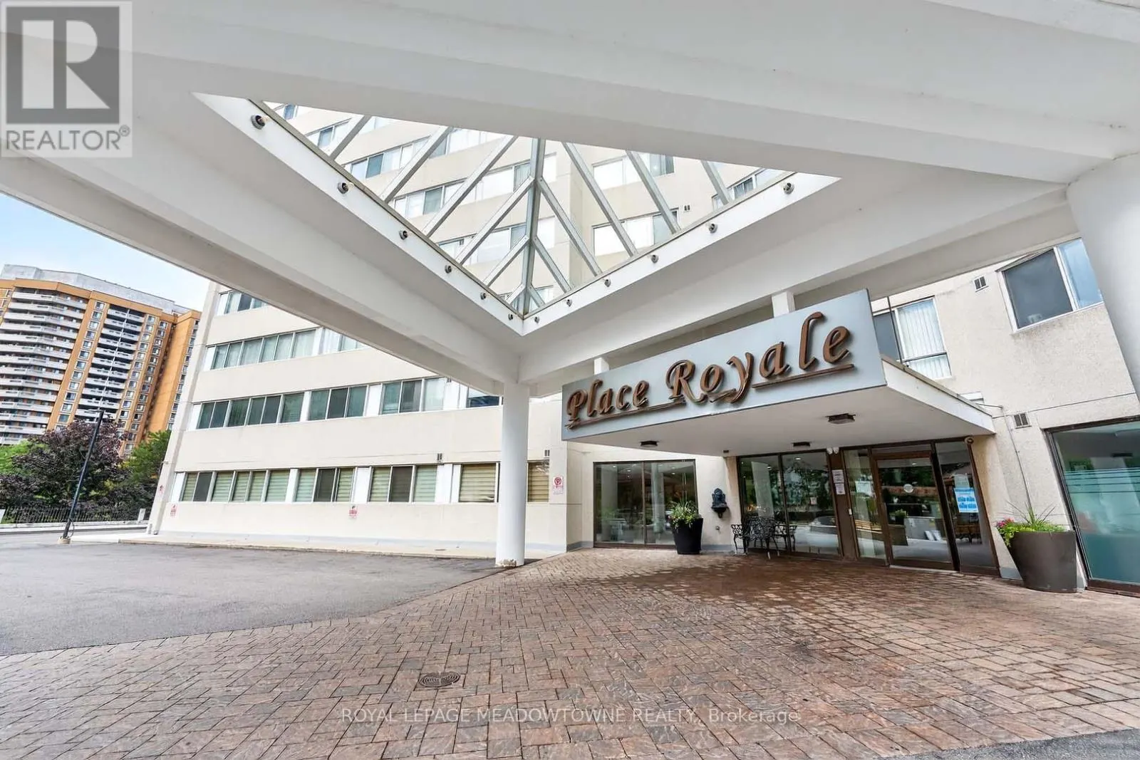 102 - 3695 KANEFF CRESCENT