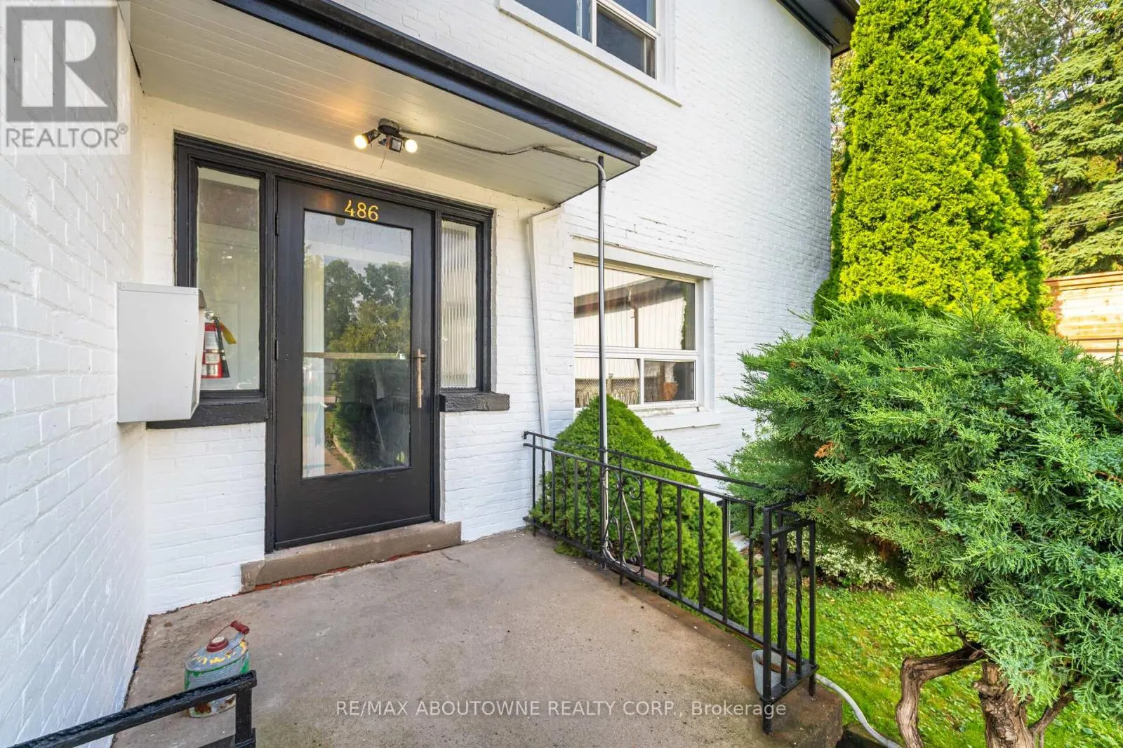 4 - 486 HOLTBY AVENUE