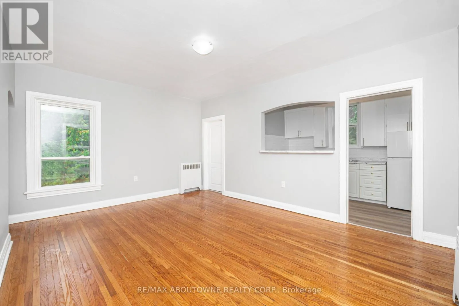 4 - 486 HOLTBY AVENUE