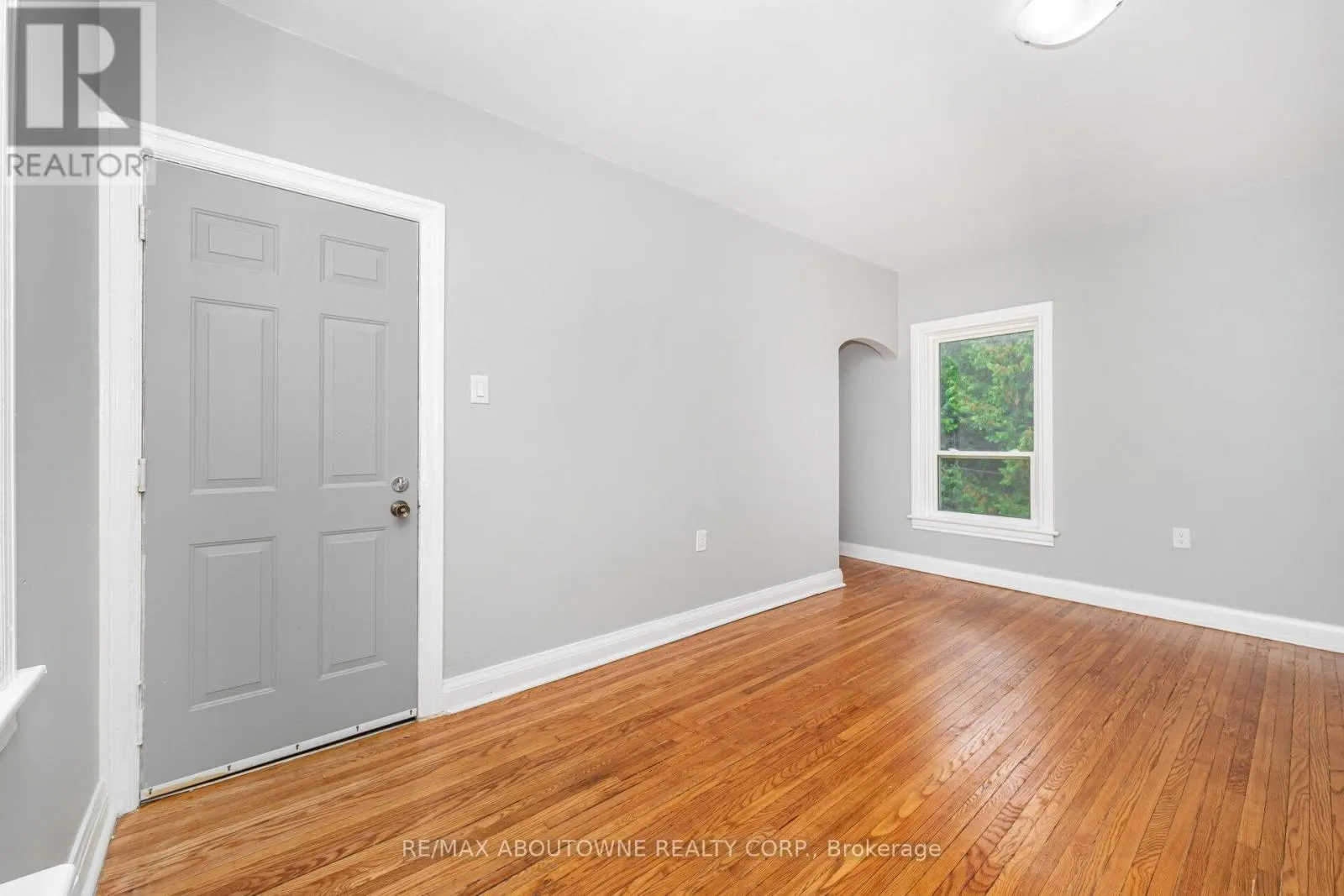 4 - 486 HOLTBY AVENUE