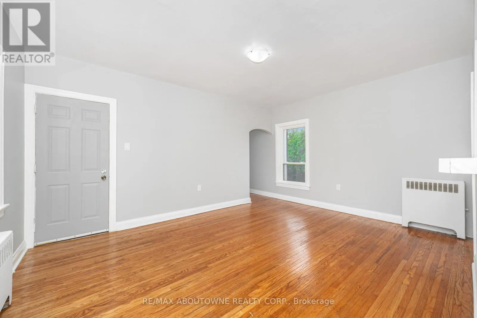 4 - 486 HOLTBY AVENUE