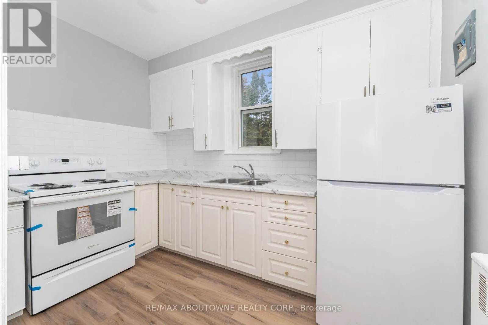4 - 486 HOLTBY AVENUE