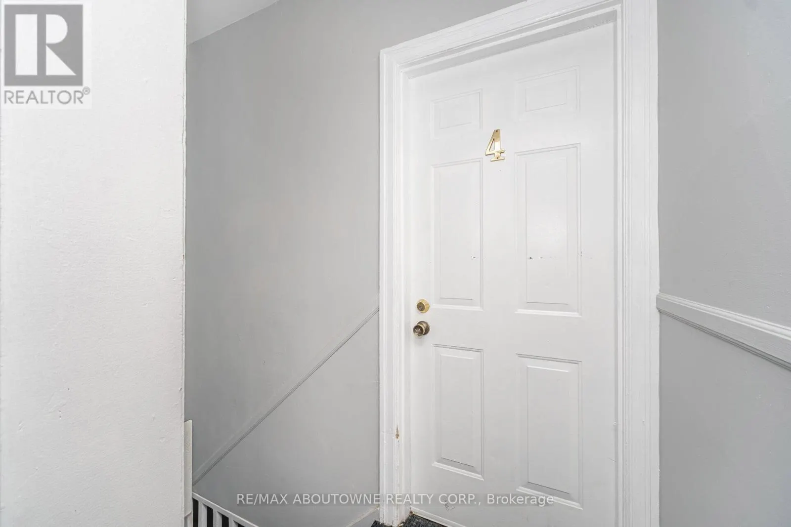 4 - 486 HOLTBY AVENUE