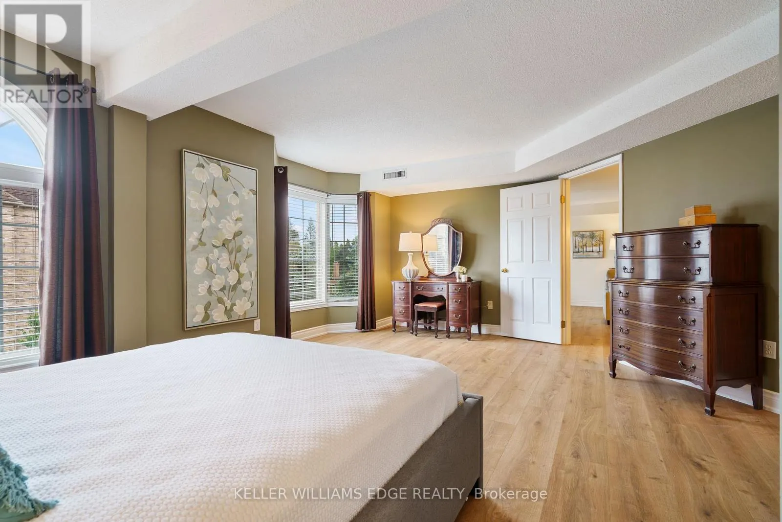 A304 - 216 PLAINS ROAD W