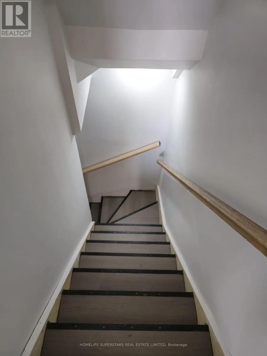 17 HEATHERSIDE COURT