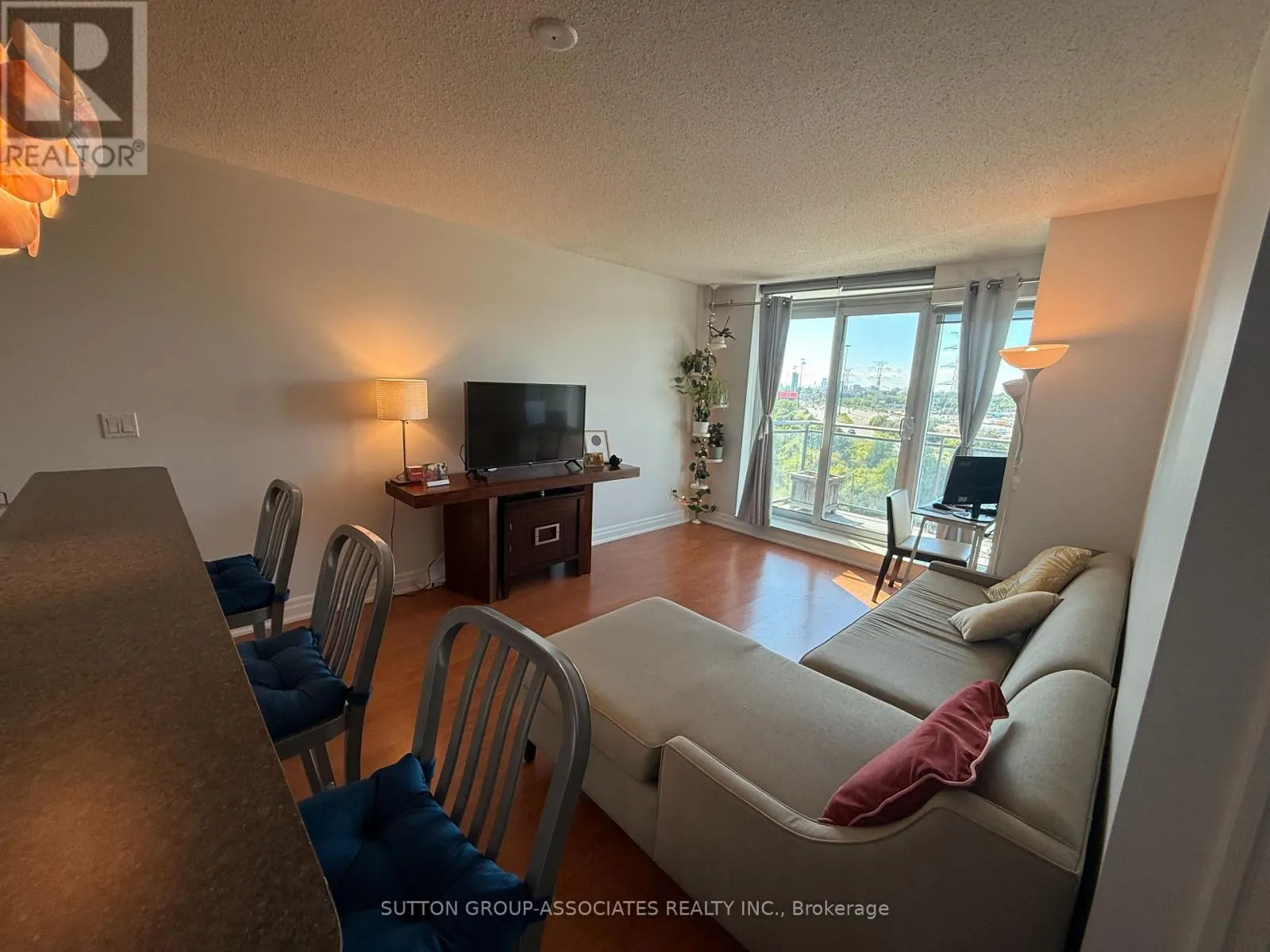 1204 - 2121 LAKE SHORE BOULEVARD W