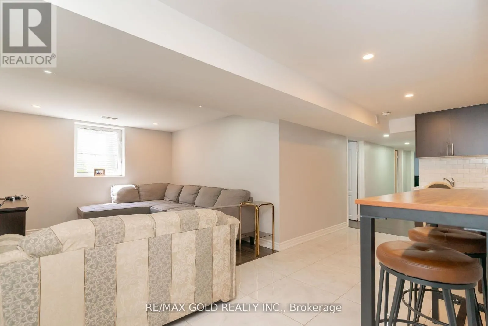 10 BROOKDALE CRESCENT
