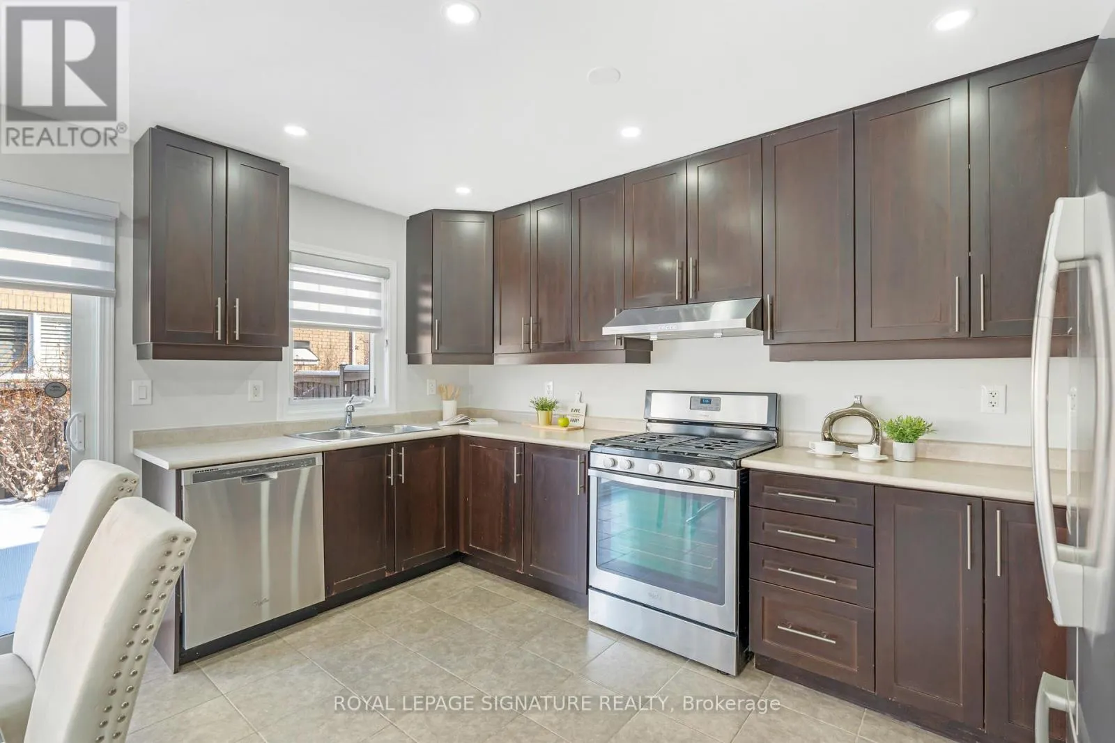 897 FARMSTEAD DRIVE
