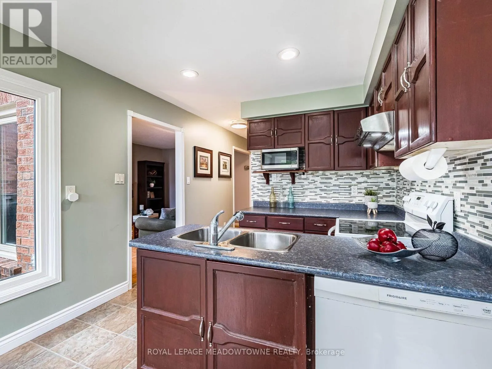 40 LORD SIMCOE DRIVE